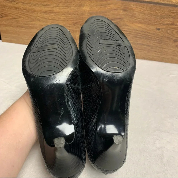 Bandolino black heels size 6.5 open toe does have some wear - Picture 8 of 10